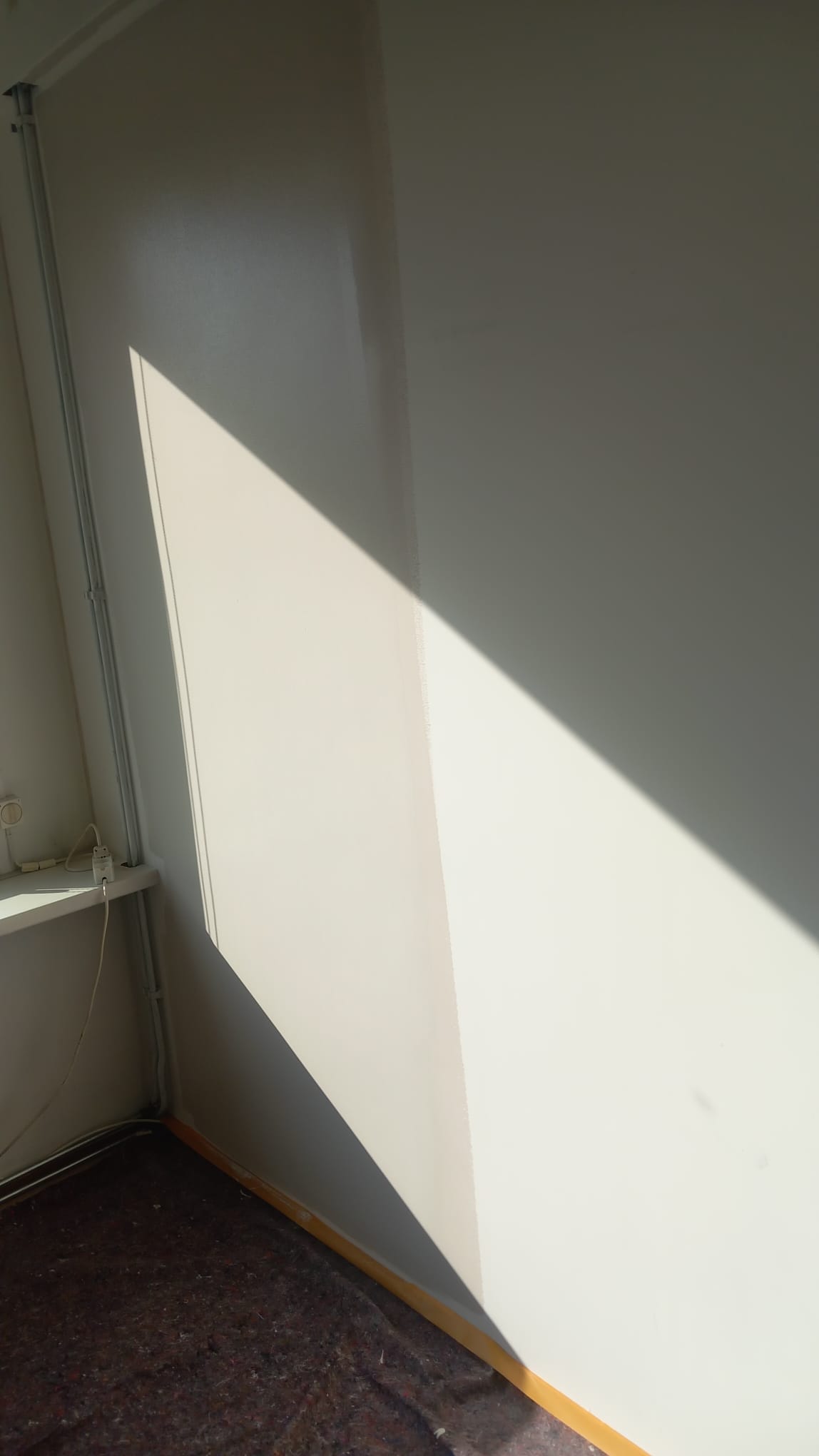Zonlicht op een strak geschilderde binnenmuur
