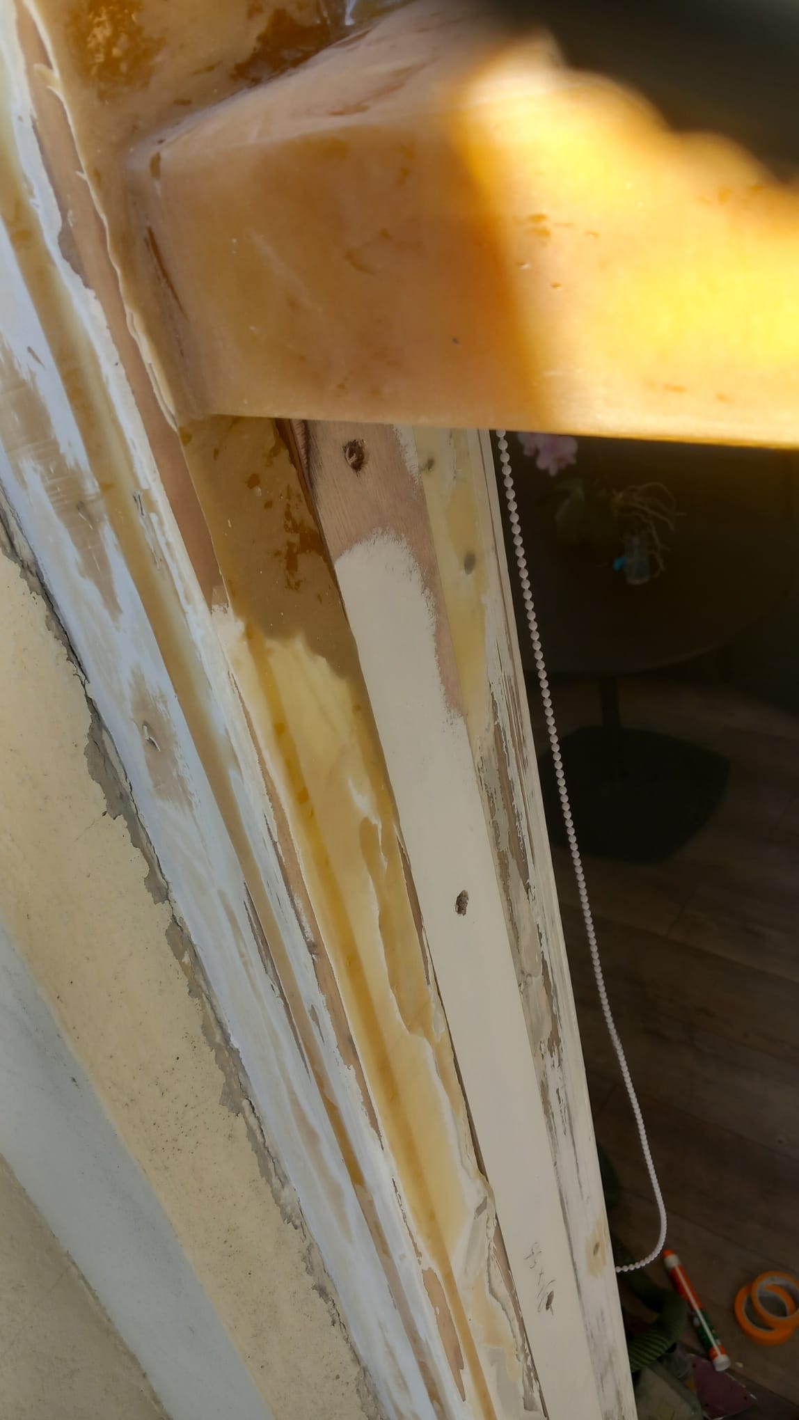 Lichte keuken en ruimte na schilder- en onderhoudswerk
