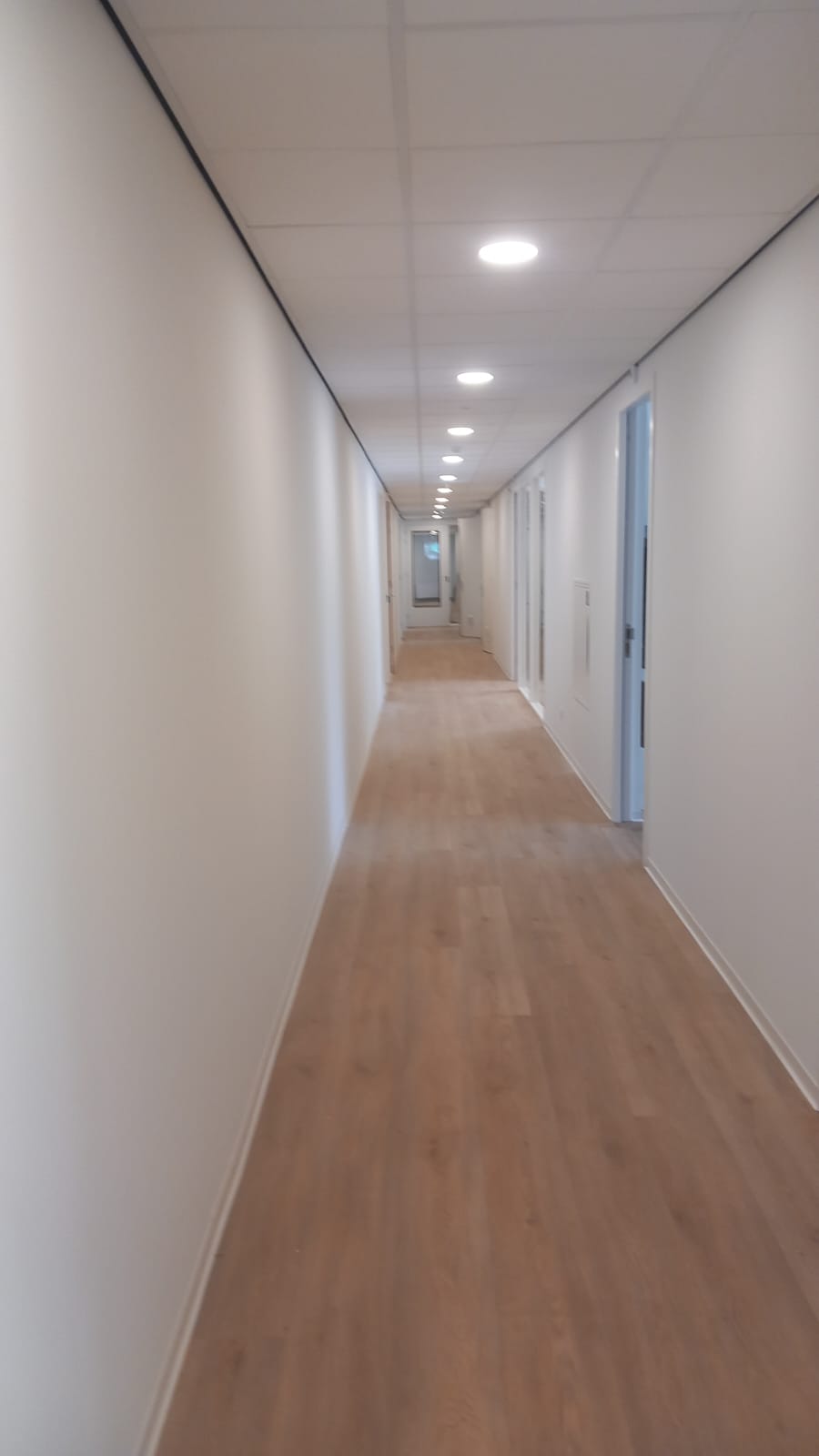 Voorbereiding van een kozijn voor professioneel schilderwerk